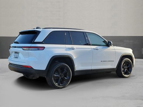 Used 2025 Jeep Grand Cherokee Altitude AWD/4WD image 2