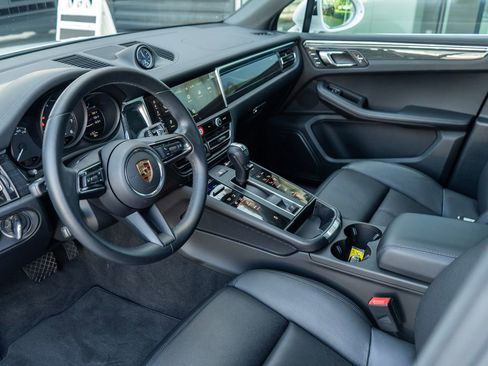 Certified 2025 Porsche Macan image 5
