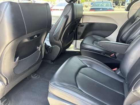 Used 2023 Chrysler Pacifica Touring-L FWD image 16