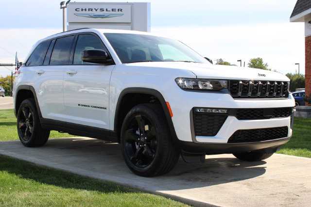 New 2027 Jeep Grand Cherokee Limited w/ Limited Altitude Package AWD/4WD image 4