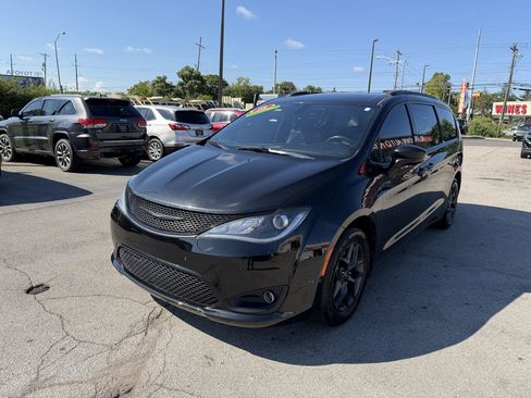 Used 2018 Chrysler Pacifica Touring-L Plus FWD image 7