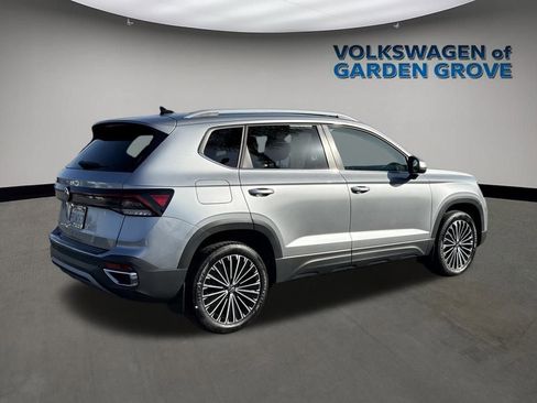 Used 2025 Volkswagen Taos SE image 7