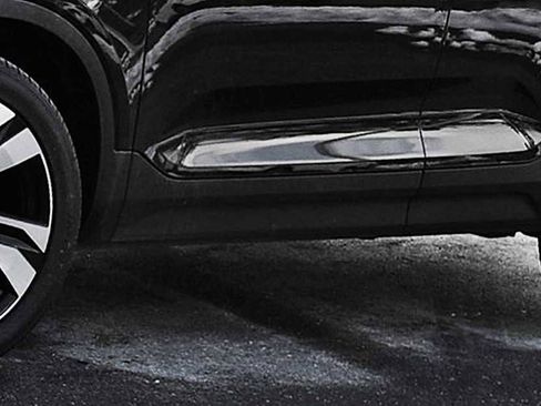 Used 2025 Volvo XC40 B5 Plus image 30