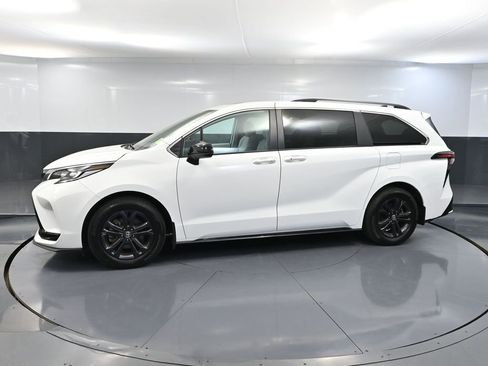 Used 2024 Toyota Sienna XSE AWD/4WD image 9