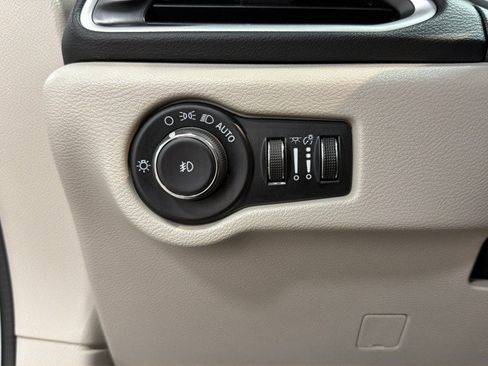 Used 2024 Chrysler Pacifica Touring-L FWD image 20