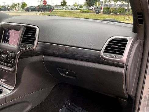 Used 2019 Jeep Grand Cherokee Laredo AWD/4WD image 26