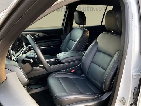 Used 2025 Chevrolet Traverse LT image 23