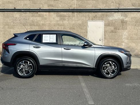 Used 2025 Chevrolet Trax LT FWD image 2