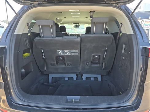 Used 2022 Kia Carnival LX image 16