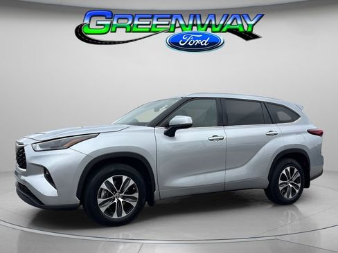 Used 2022 Toyota Highlander XLE AWD/4WD image 1