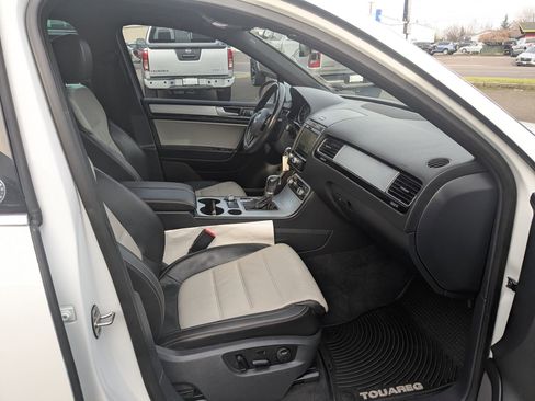Used 2017 Volkswagen Touareg Wolfsburg Edition image 29