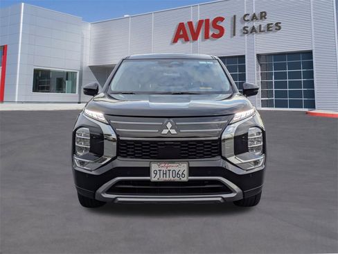 Used 2025 Mitsubishi Outlander SE image 2