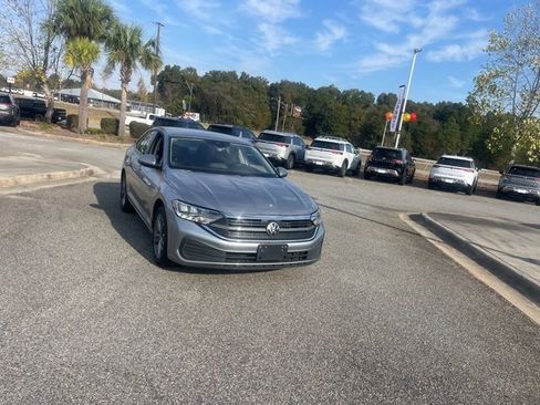 Used 2024 Volkswagen Jetta SE image 2
