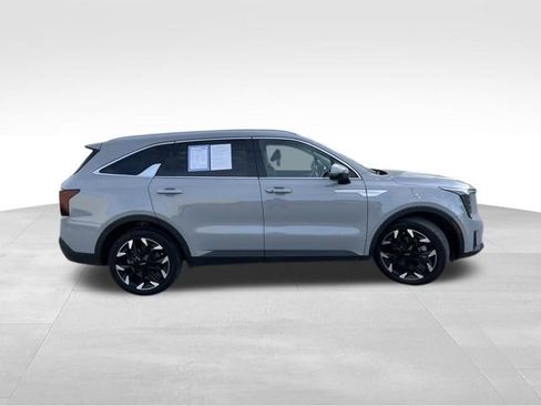 Used 2024 Kia Sorento EX w/ Panoramic Sunroof Package FWD image 8