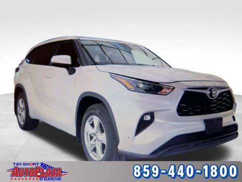 Used 2025 Toyota Highlander LE AWD/4WD image 3