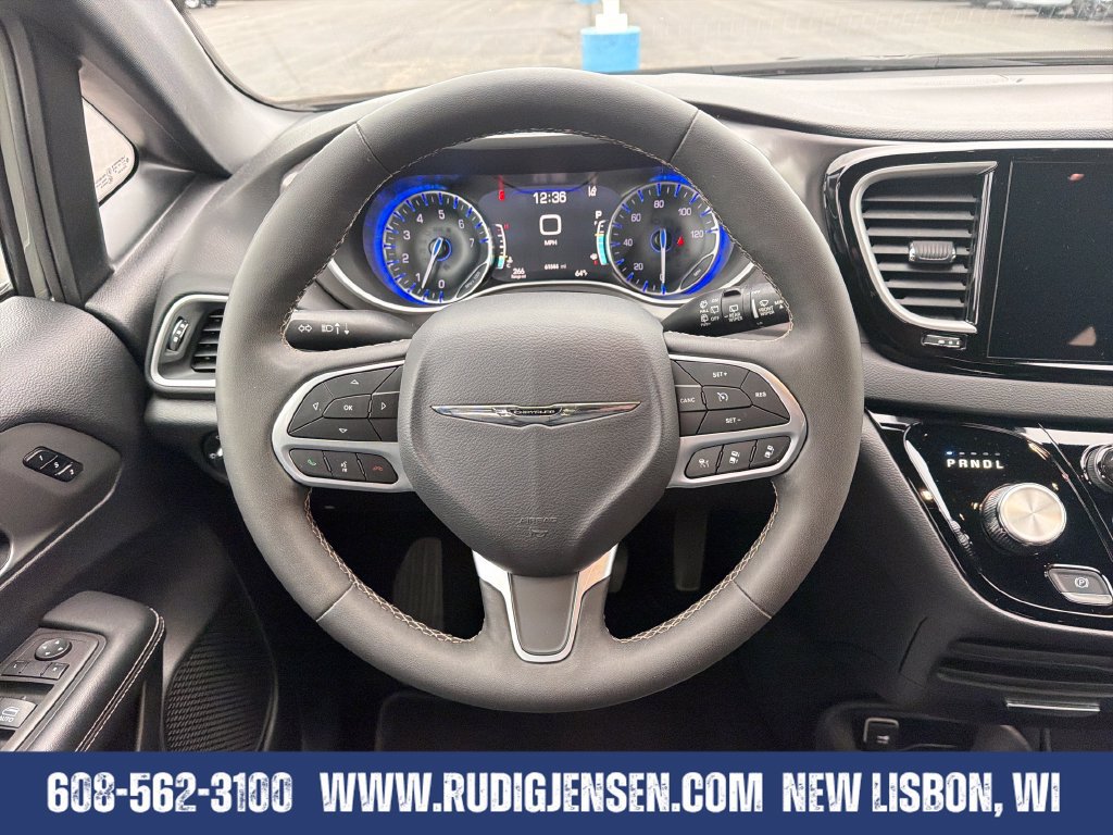 Used 2025 Chrysler Pacifica Select FWD image 14