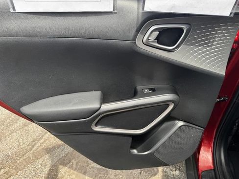 Used 2025 Kia Soul LX w/ LX Technology Package FWD image 18