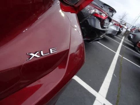 Used 2022 Toyota Avalon XLE image 5