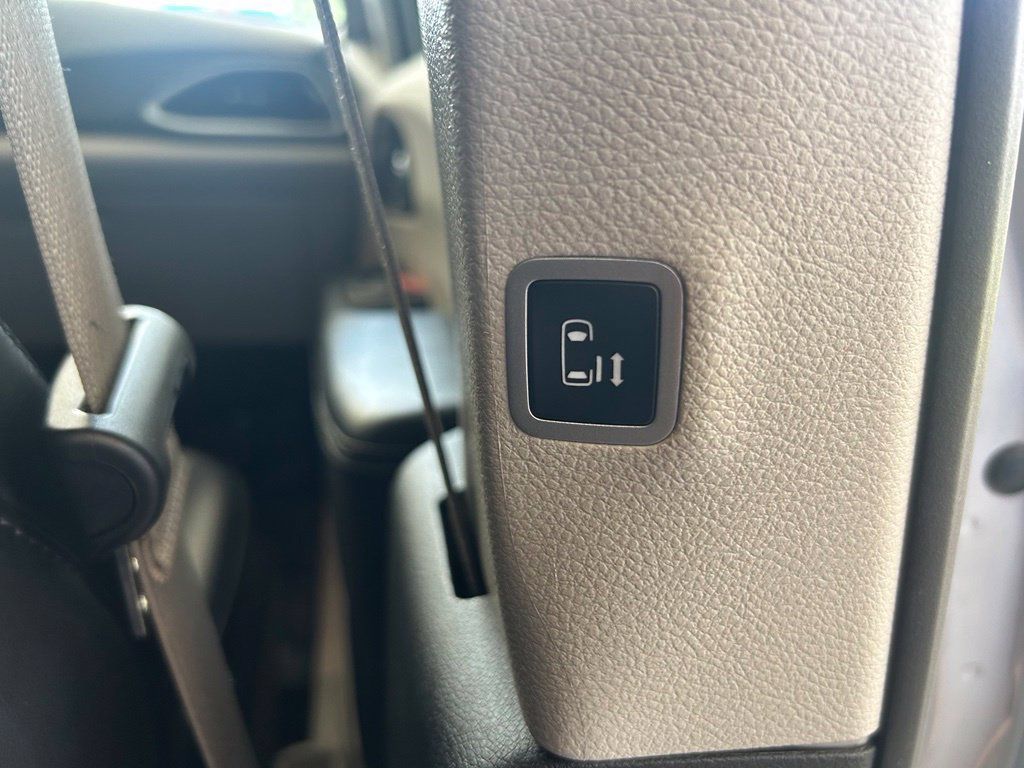 Used 2024 Chrysler Pacifica Touring-L FWD image 27