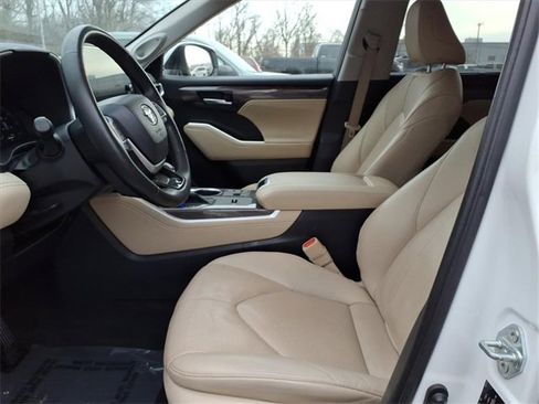 Used 2023 Toyota Highlander Limited image 16