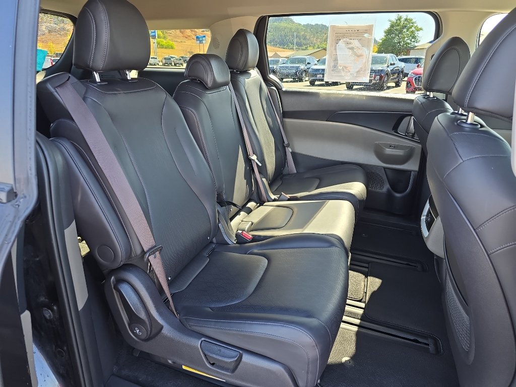 Used 2025 Kia Carnival FWD image 25