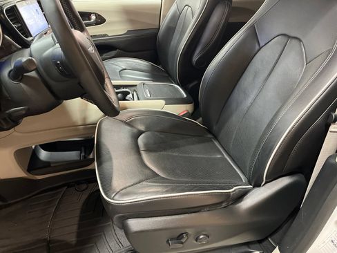 Used 2023 Chrysler Pacifica Limited FWD image 9