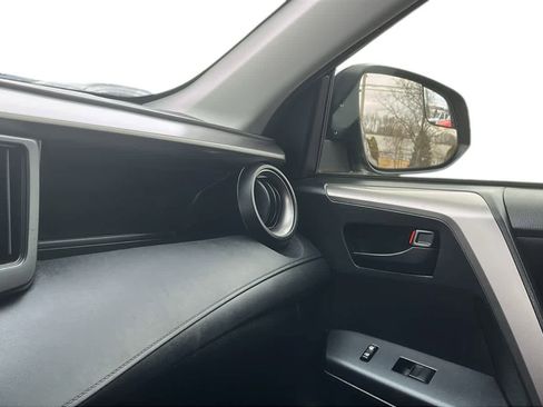 Used 2018 Toyota RAV4 LE image 20