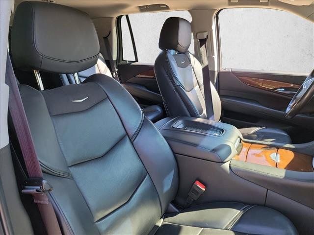 Used 2019 Cadillac Escalade Luxury AWD/4WD image 12