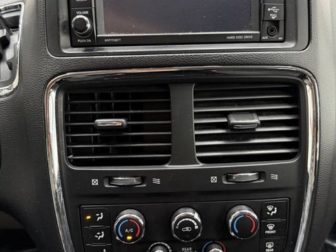Used 2018 Dodge Grand Caravan SE FWD image 27
