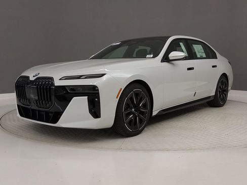 New 2026 BMW 740i w/ Premium Package image 32