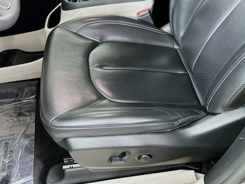 Certified 2023 Chrysler Pacifica Touring-L FWD image 29