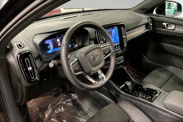 Certified 2023 Volvo XC40 B5 Plus w/ Climate Package AWD/4WD image 17