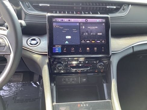 Used 2024 Jeep Grand Cherokee L Limited w/ Luxury Tech Group II image 17