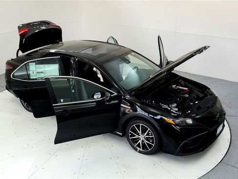 Certified 2023 Toyota Camry SE w/ Cold Weather Package image 17