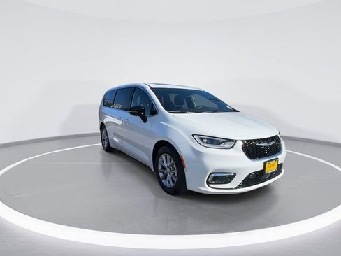 New 2026 Chrysler Pacifica Limited image 2