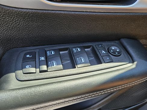 Used 2025 Chrysler Pacifica Limited FWD image 30