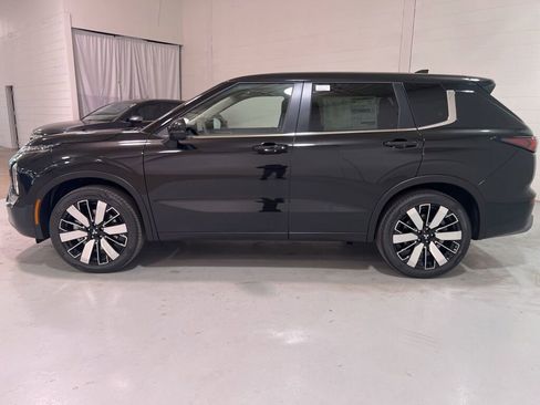 New 2025 Mitsubishi Outlander SE image 6