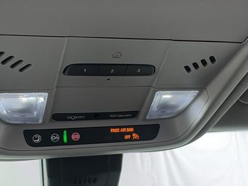 Used 2024 GMC Terrain SLT image 33