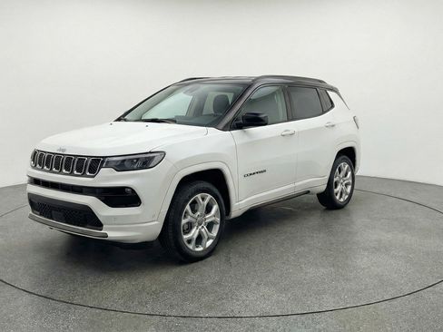 Used 2025 Jeep Compass Latitude image 3