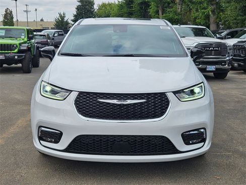 New 2026 Chrysler Pacifica Select image 2