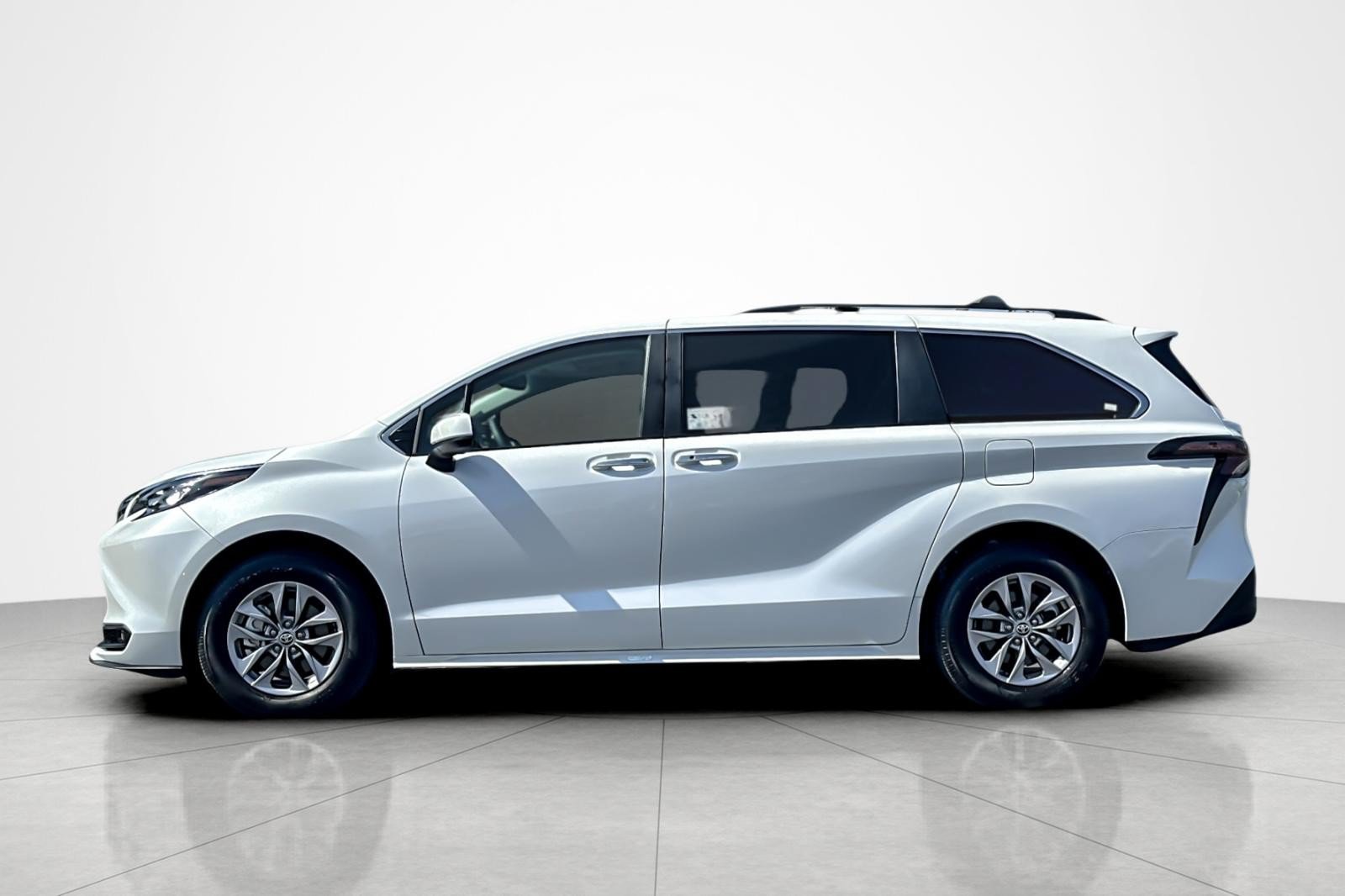 Certified 2026 Toyota Sienna XLE FWD image 2