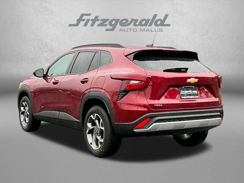 Used 2025 Chevrolet Trax LT FWD image 9