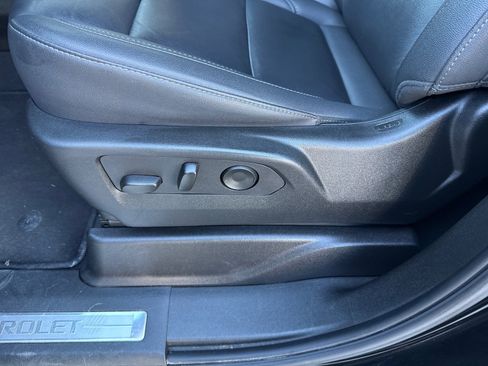 Used 2025 Chevrolet Suburban Z71 image 17