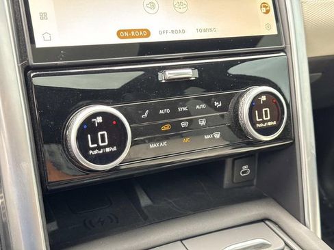 Used 2023 Land Rover Discovery Metropolitan Edition image 18