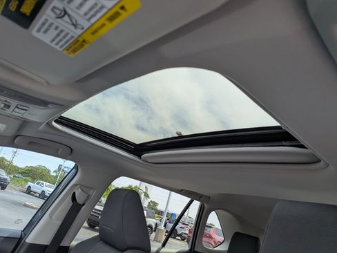 Used 2021 Toyota RAV4 XLE w/ Convenience Package AWD/4WD image 18