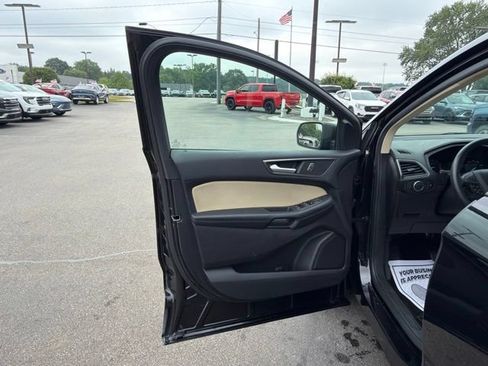 Used 2019 Ford Edge SE FWD image 12
