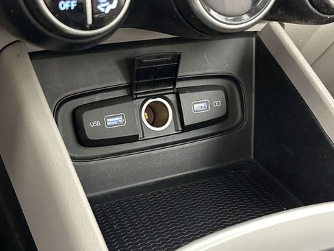 Used 2022 Hyundai Venue SEL w/ Cargo Package image 17