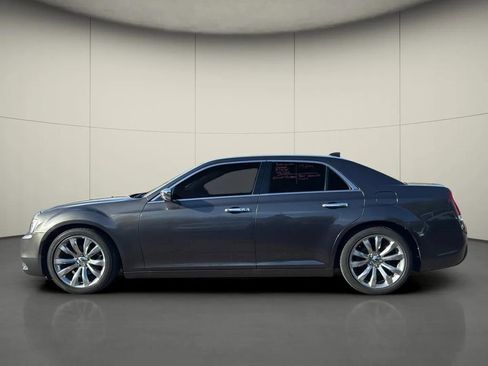 Used 2019 Chrysler 300 Touring w/ Chrome Appearance Package image 4