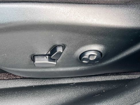 Used 2019 Jeep Cherokee Latitude Plus w/ Comfort/Convenience Group image 20