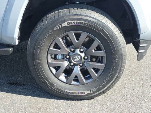Used 2020 Toyota Tacoma SR5 RWD image 21
